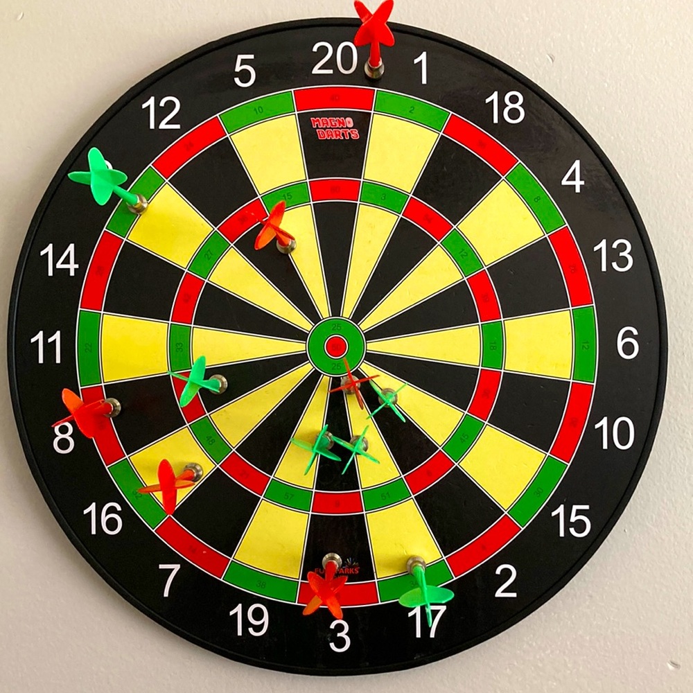 Magnetic darts board